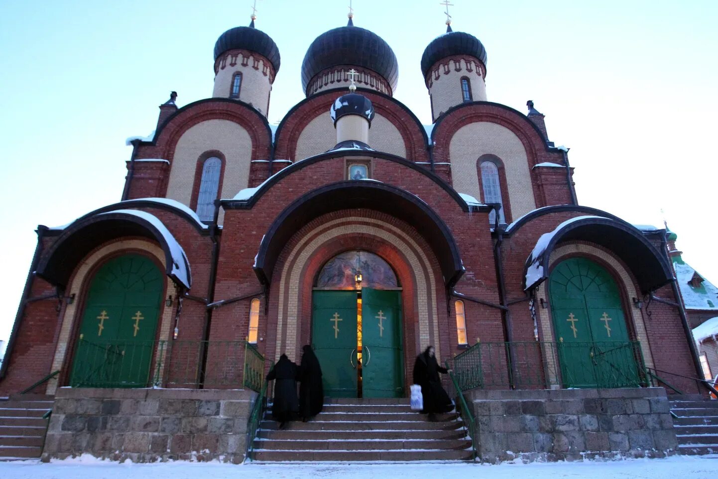 Сайт пюхтицкого монастыря в эстонии. Пюхтицкий монастырь в эстонии. пюхтинский женский монастырь. куремяэ монастырь.