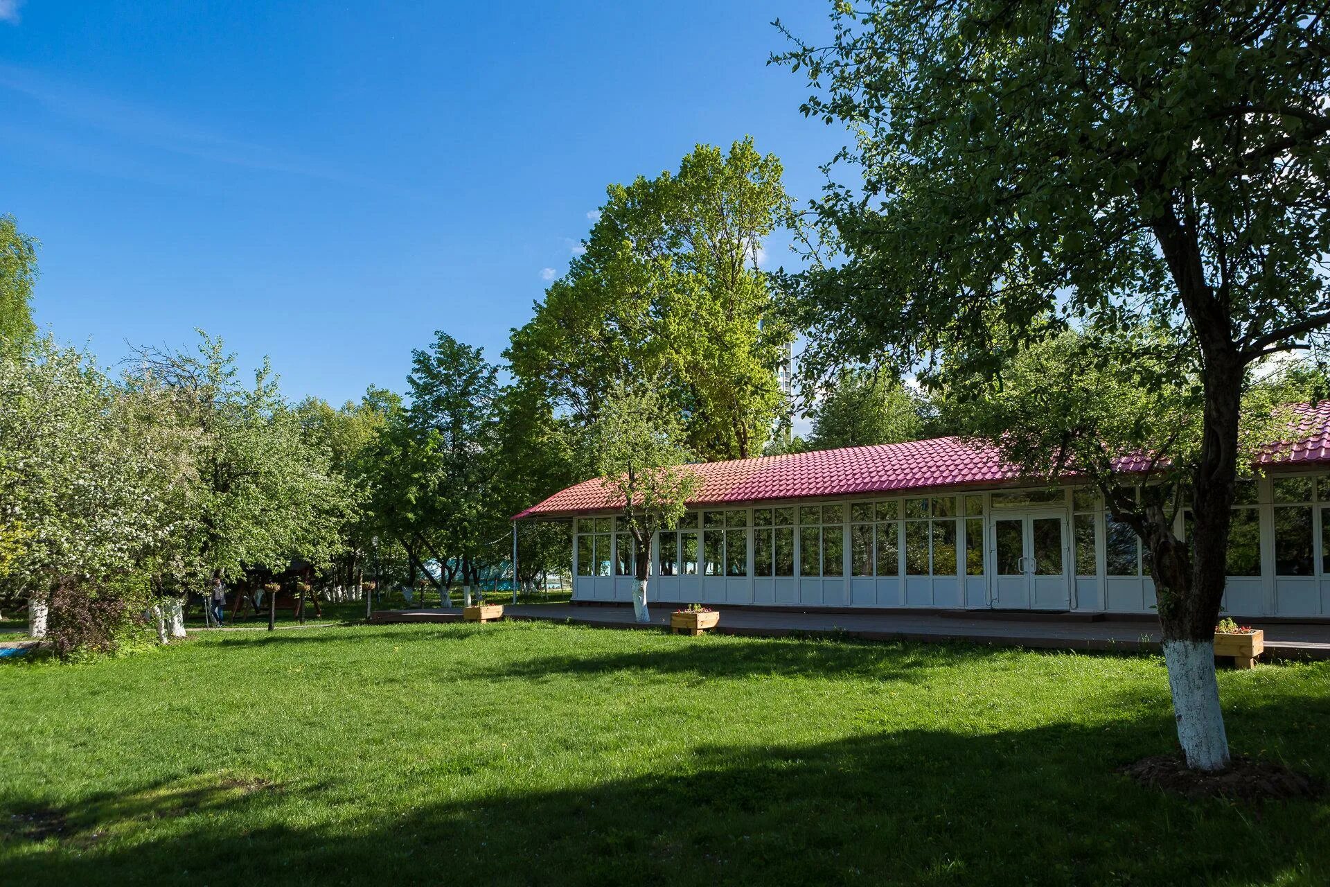 Apple hill крылатское. Площадка яблоневый сад крылатское. яблоневый сад apple hill крылатское. эппл хилл яблоневый сад.