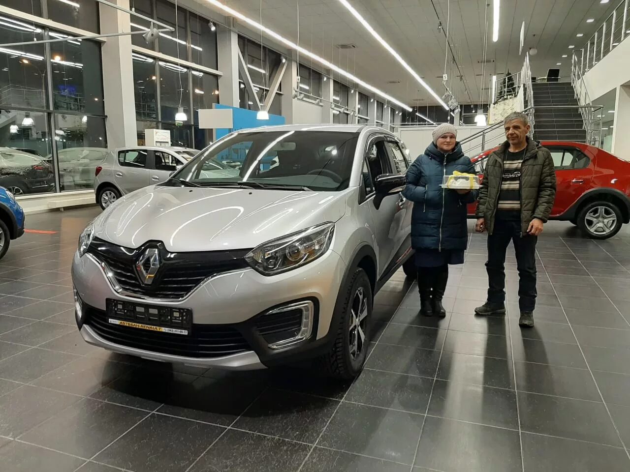 Renault дилер новый. Салон Рено в Москве.