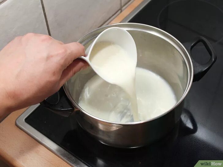 Кипящий сыр. Кипячение молока. Молоко в кастрюле. Кипящее молоко. Кипяченое молоко.