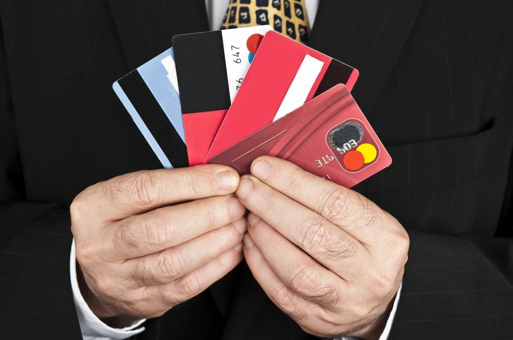 Получение кредиток. Кредитная карта в руке. Банковская карточка в руке. Пластиковая карта в руке. Рука держит банковскую карту.