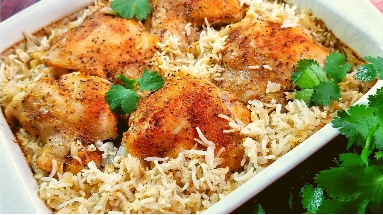 Рецепт приготовления курицы с рисом. Куриные бедрышки с рисом, в духовке. Запеченный рис. Рис с курицей в духовке. Курица запеченная с рисом.