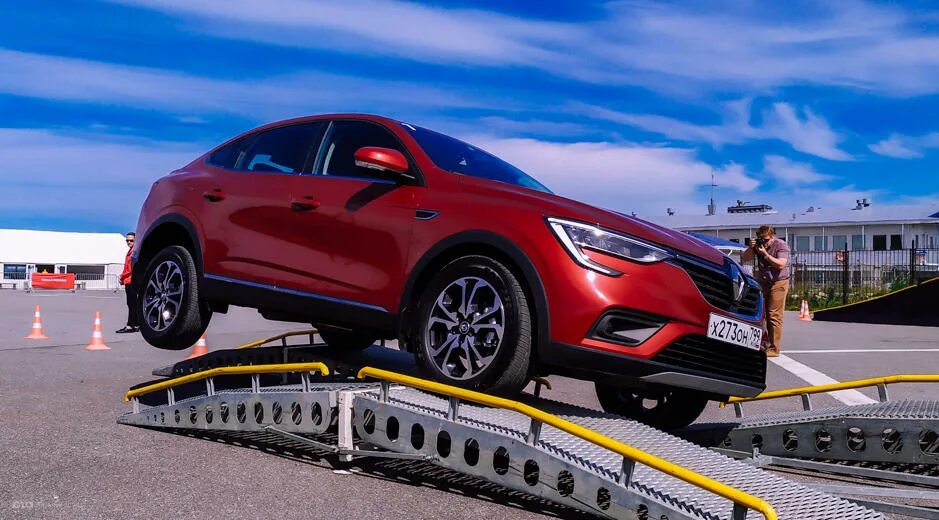 Рено аркана красная. Ренаульт аркана 2020. Рено аркана недостатки. Рено аркана 2023. Рено логан аркана.