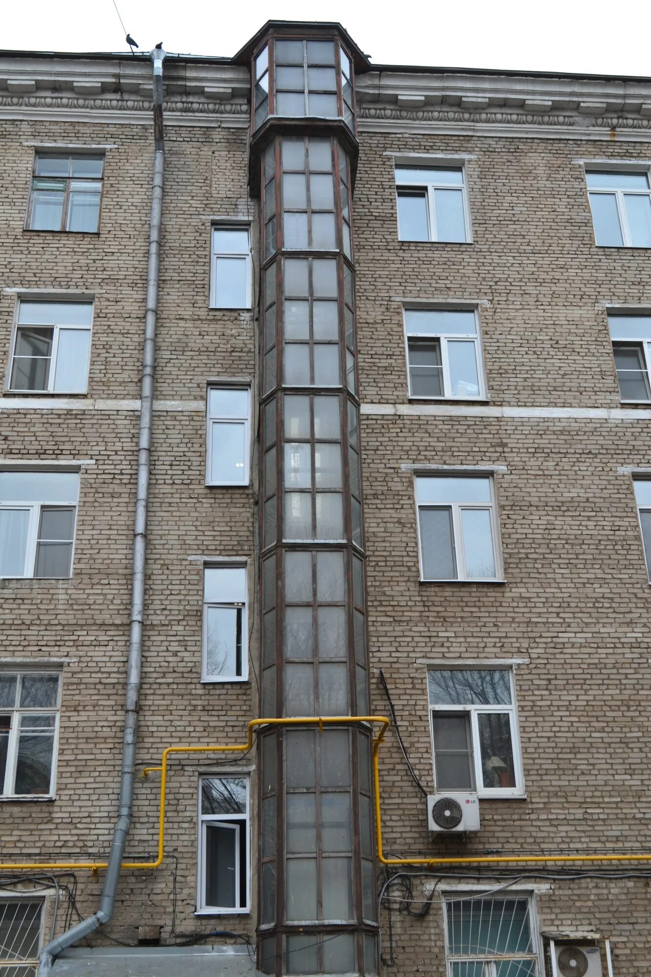 Лифт в пятиэтажном доме. Пристройка лифта к пятиэтажке. Лифт в пятиэтажном доме. Наружный лифт. Лифт в пятиэтажном доме.