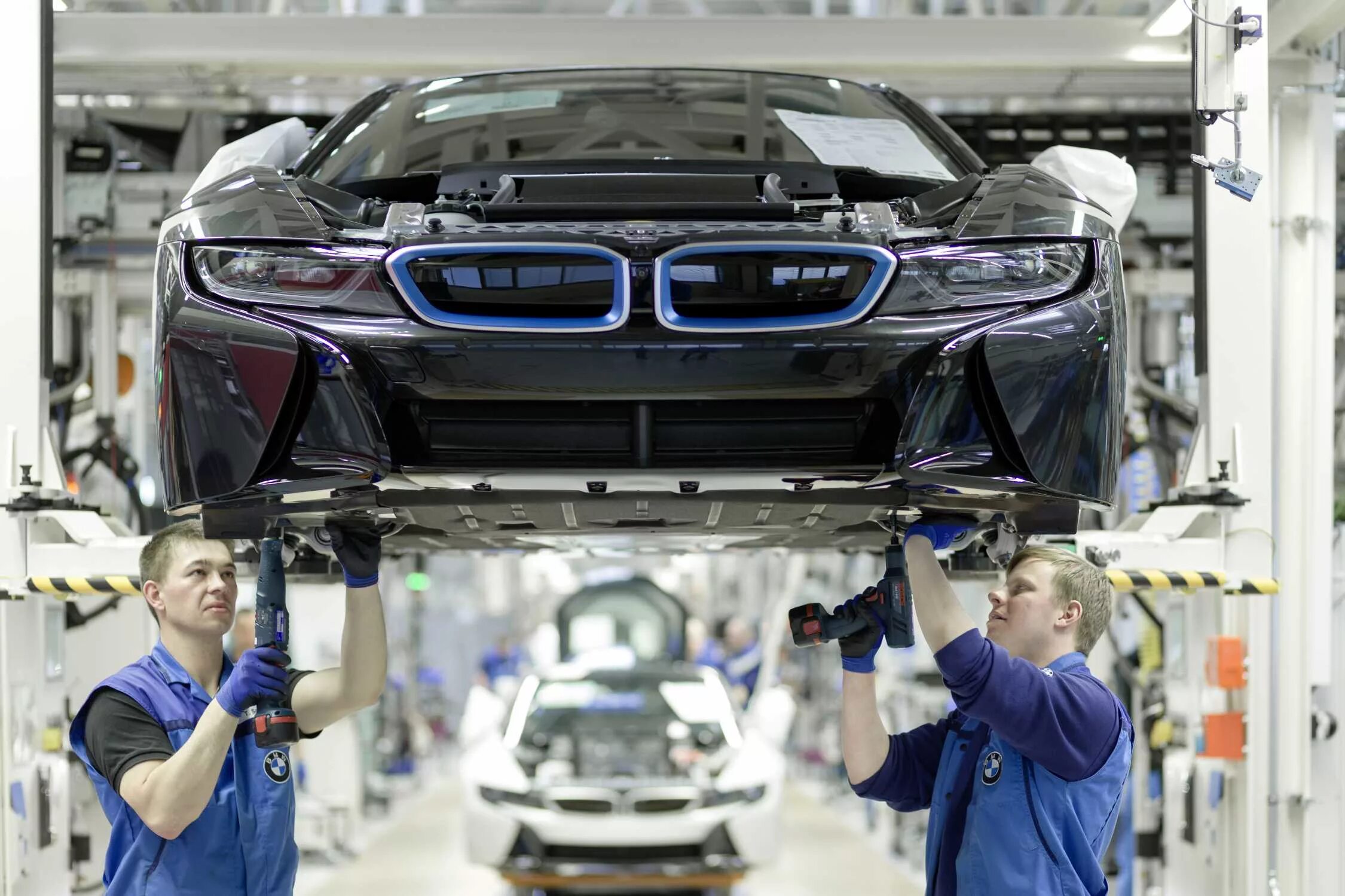 Компании по производству автомобилей. Конвейер БМВ. Завод Автотор БМВ. BMW i8 Production. Машина завод БМВ е60.