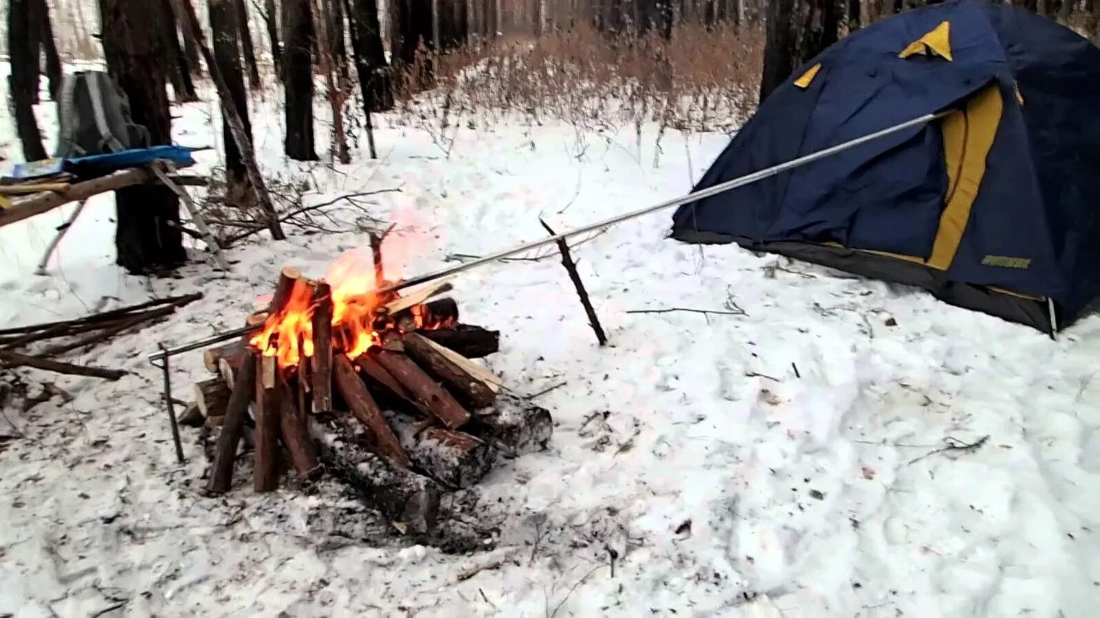 Походное отопление палатки. Труба от костра в палатку. Отопление палатки зимой. Отопление палатки от костра. Зимняя палатка обогрев