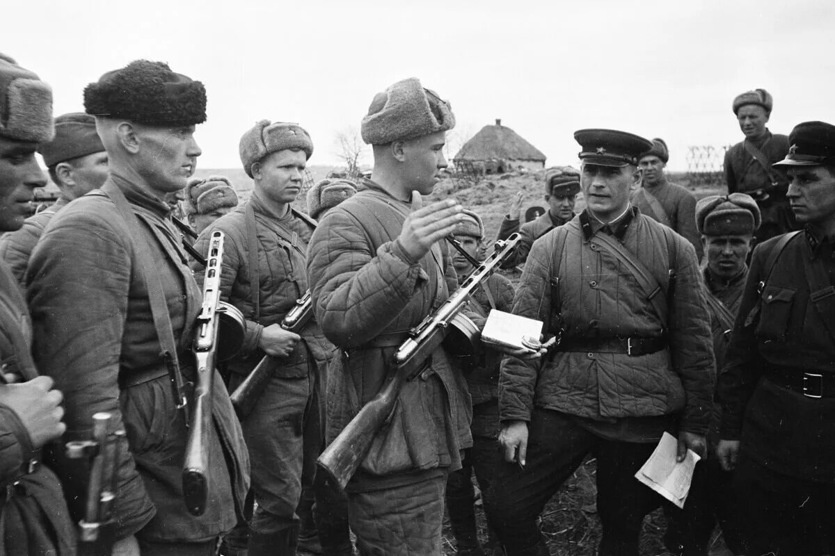 Военные отечественной войны. Солдаты 1941 года. Солдаты РККА 1942. Советская армия Великая Отечественная война. Советский солдат.