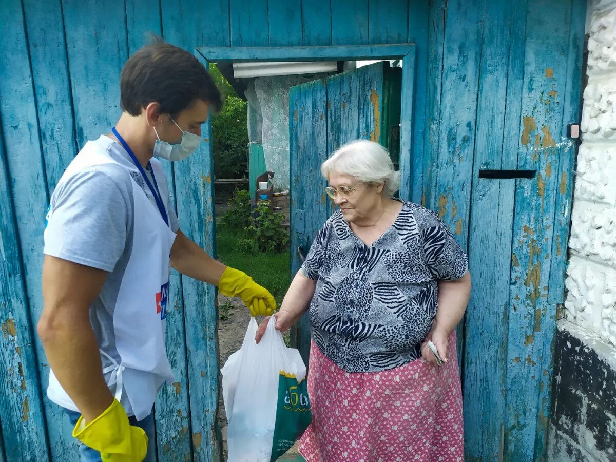 Волонтеры помогают пожилым. Волонтерство пожилым людям. Волонтеры помогают старикам. Волонтерство для пожилых людей. Страны нуждающиеся в людях