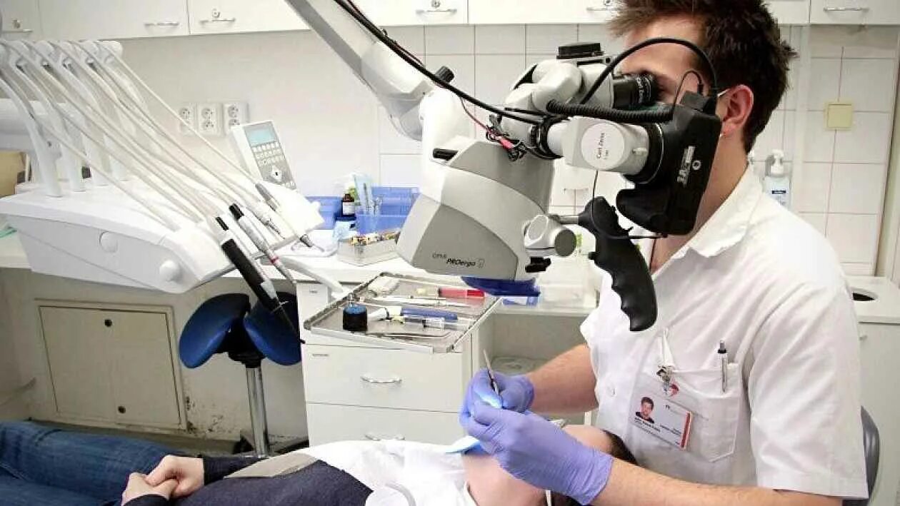 Стоматолог что сдавать после 11 класса. Оптика для стоматологов. Отучиться на стоматолога. Стоматолог комбайн. Ученые стоматологи.