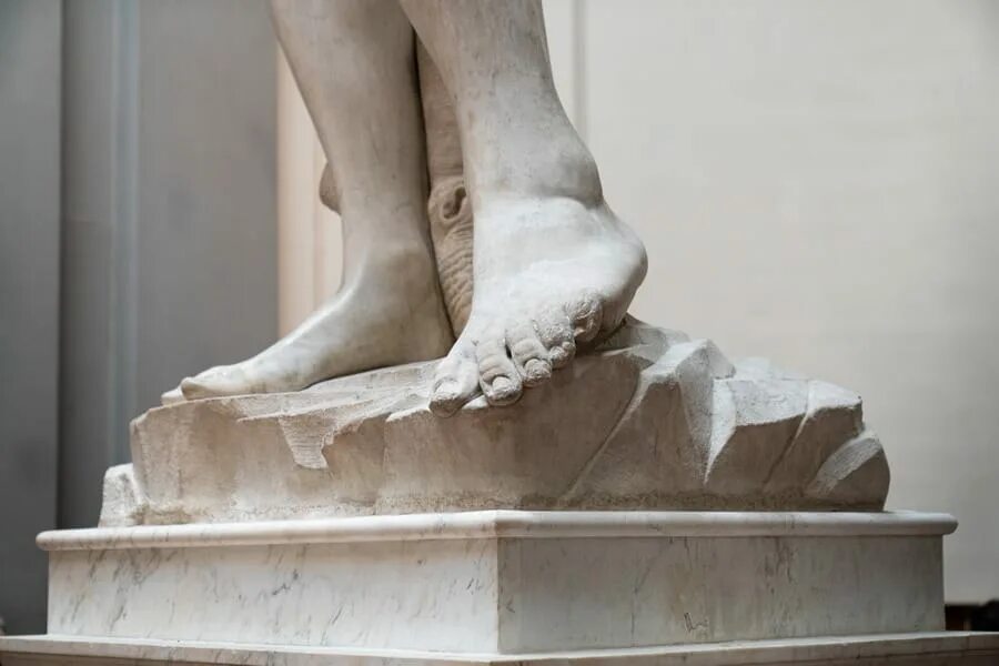 Нога статуя. Ступня Давида Микеланджело. Нога Давида Микеланджело гипс. Греческая стопа Микеланджело.