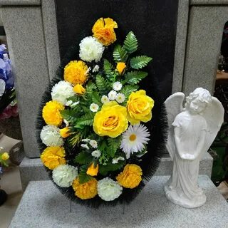 Какие искусственные цветы на кладбище