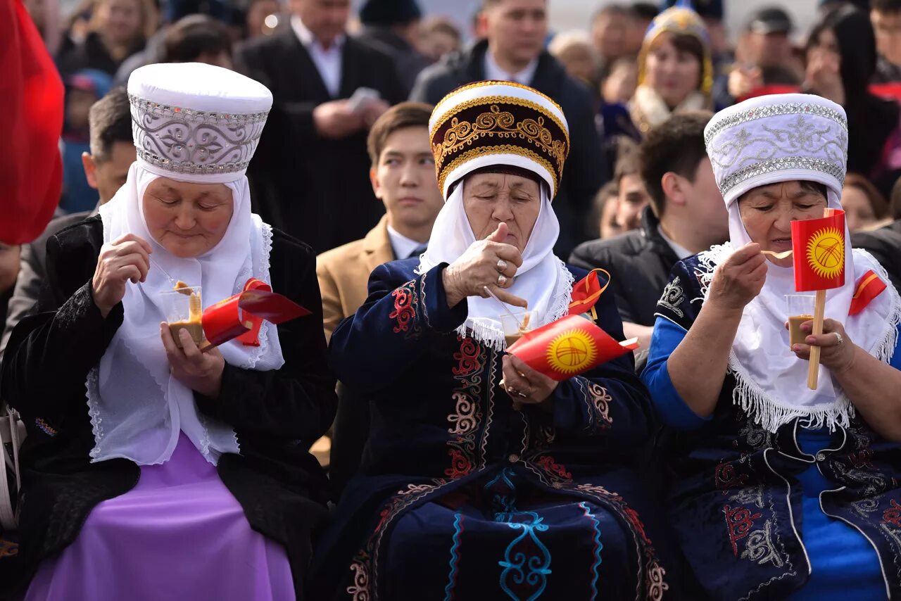 Праздники киргизов. Традиции Нооруз Киргизия. Бишкек Нооруз празднование. Нооруз в Кыргызстане сумолок. С праздником Навруз Кыргызстан.