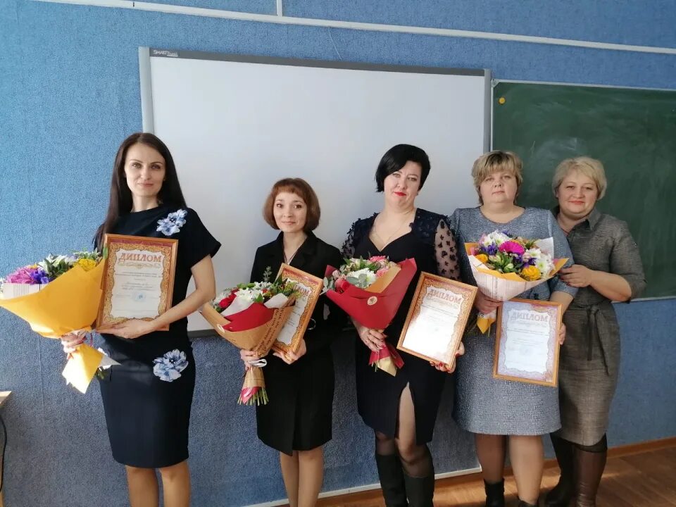 учителя начальных классов 13 школы. учителя начальных классов 13 школы. директор школы 13 волгодонск. учителя начальных классов 13 школы. коллектив педагогов школы.