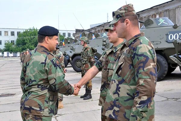 Офицер возраст. Молдова учение Нацармии. Самый высокий солдат Нацармии Молдовы.