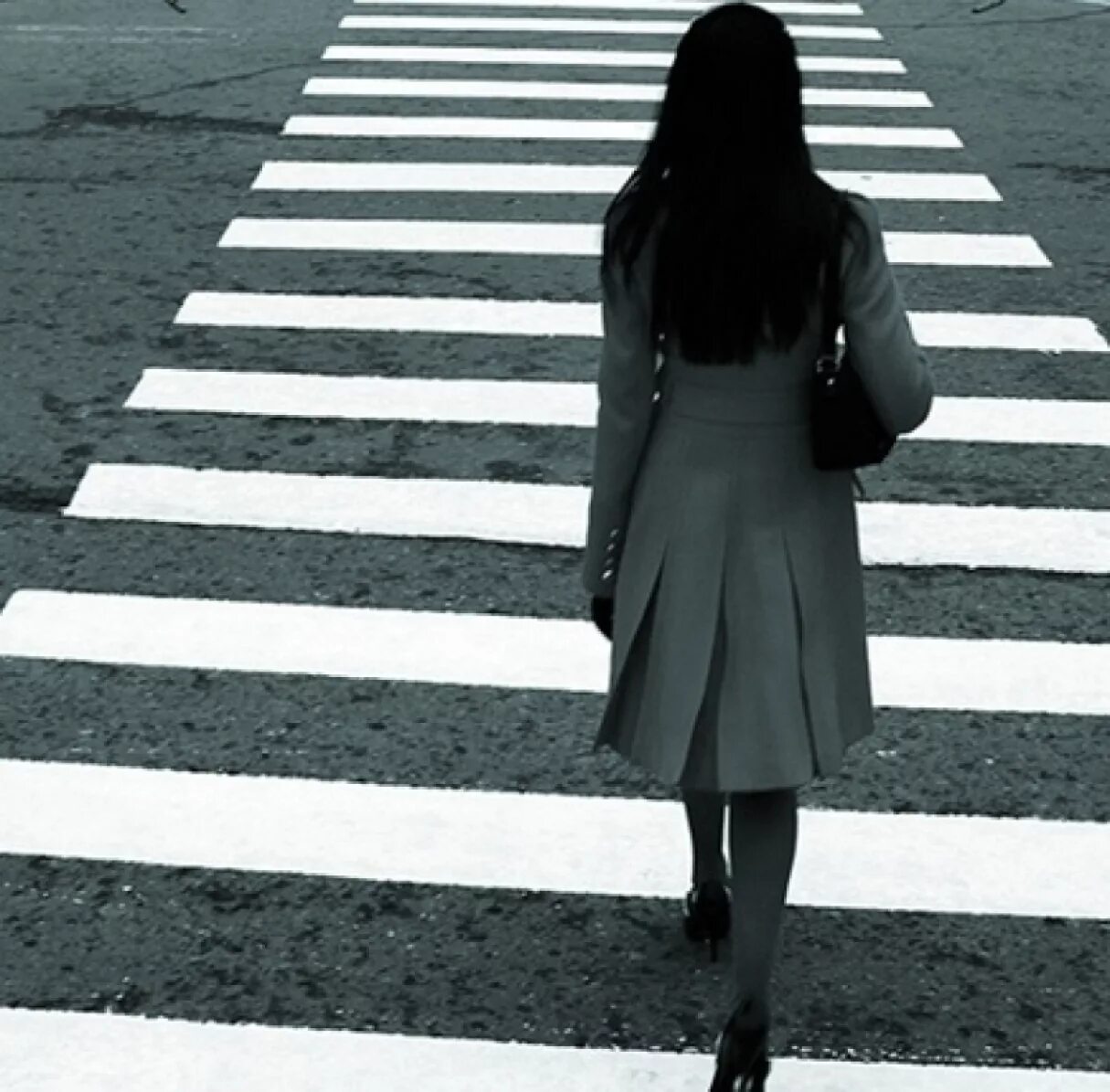 Изображение идет полосами. Желтая разметка. Пешеходный переход. Косые полоски. Черные полоски на белом.