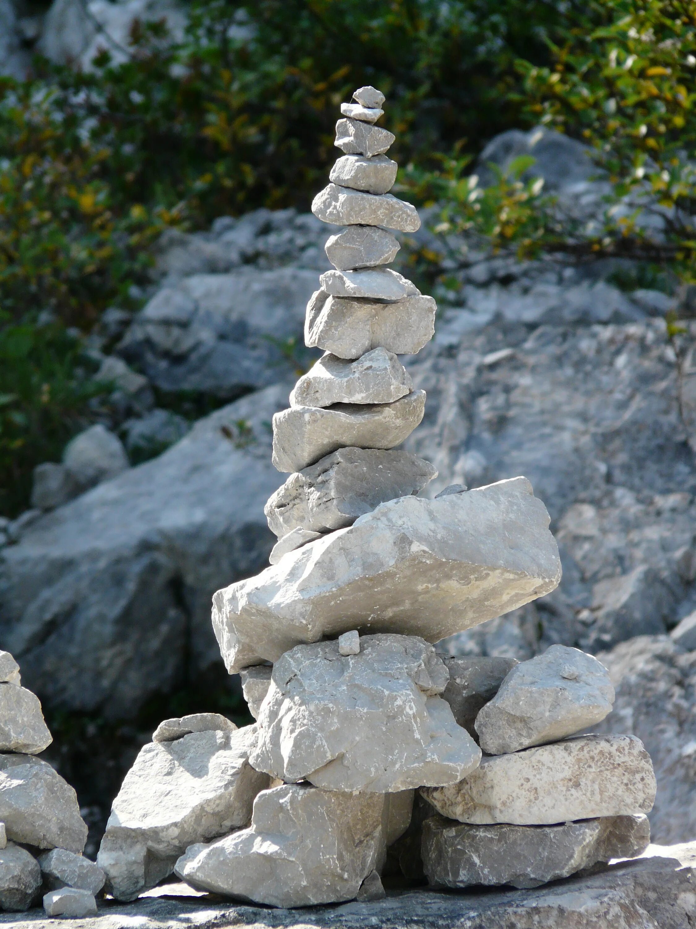 Friend stone. Алханай каменные пирамидки. Валун пирамида. Пирамидка из камней. Пирамида из камней.