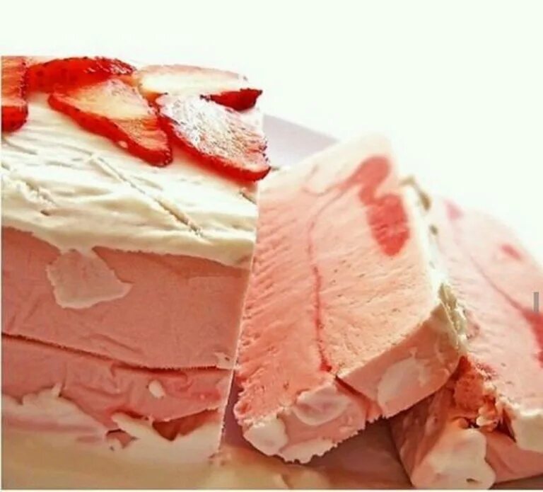 торт "клубничный пломбир". чизкейк пломбир. торт с клубникой и творожным кремом. торт клубничное мороженое. торт мороженое.