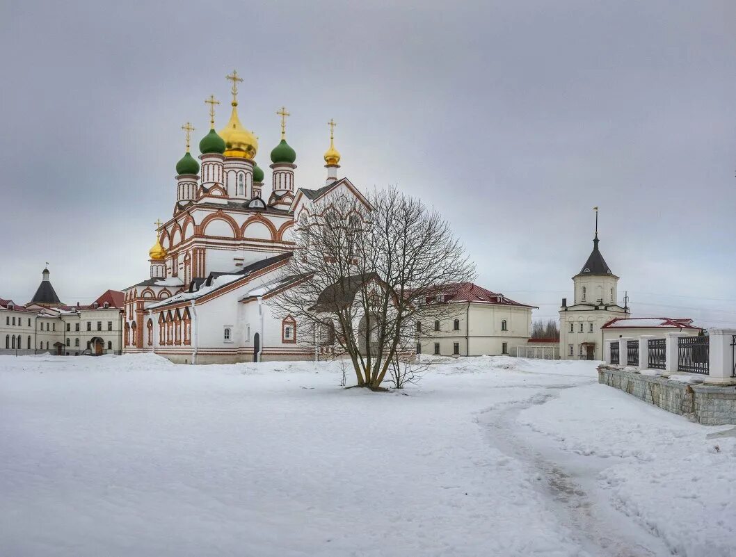 Троице сергиева варницкого монастыря. Троицко Сергиевский Варницкий монастырь. Сергиев Варницкий монастырь. Свято Троицкий Варницкий монастырь Ростов Великий.