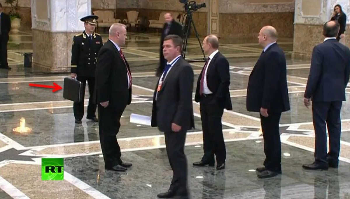 Охрана президента России Путина чемоданчик. Ядерный чемоданчик путие.