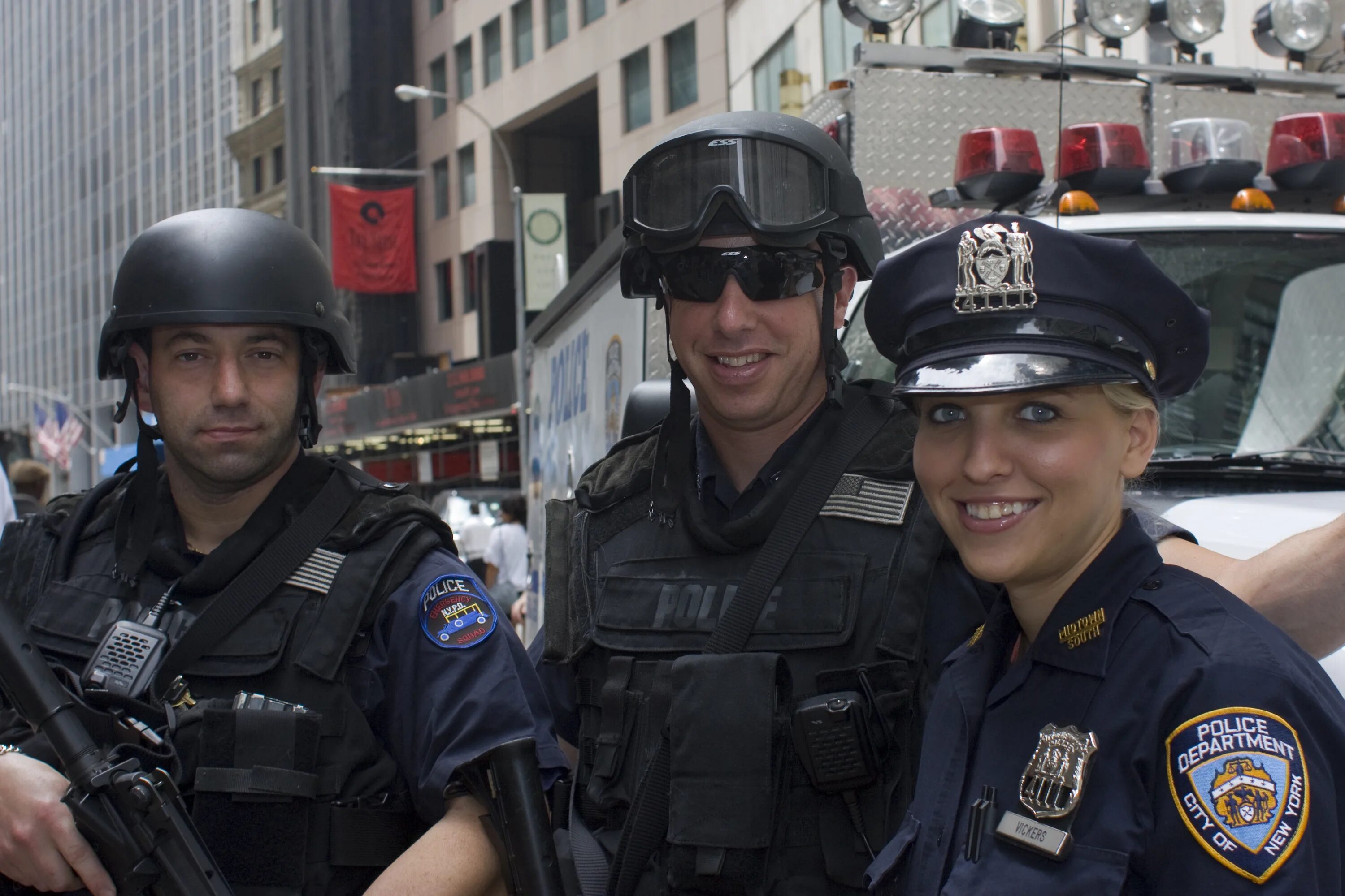 Почему становятся полицейскими. NYPD полиция Нью Йорка. Департамент полиции Нью-Йорка. Форма полицейский Нью Йорк NYPD. Комиссар полиции Нью-Йорка.