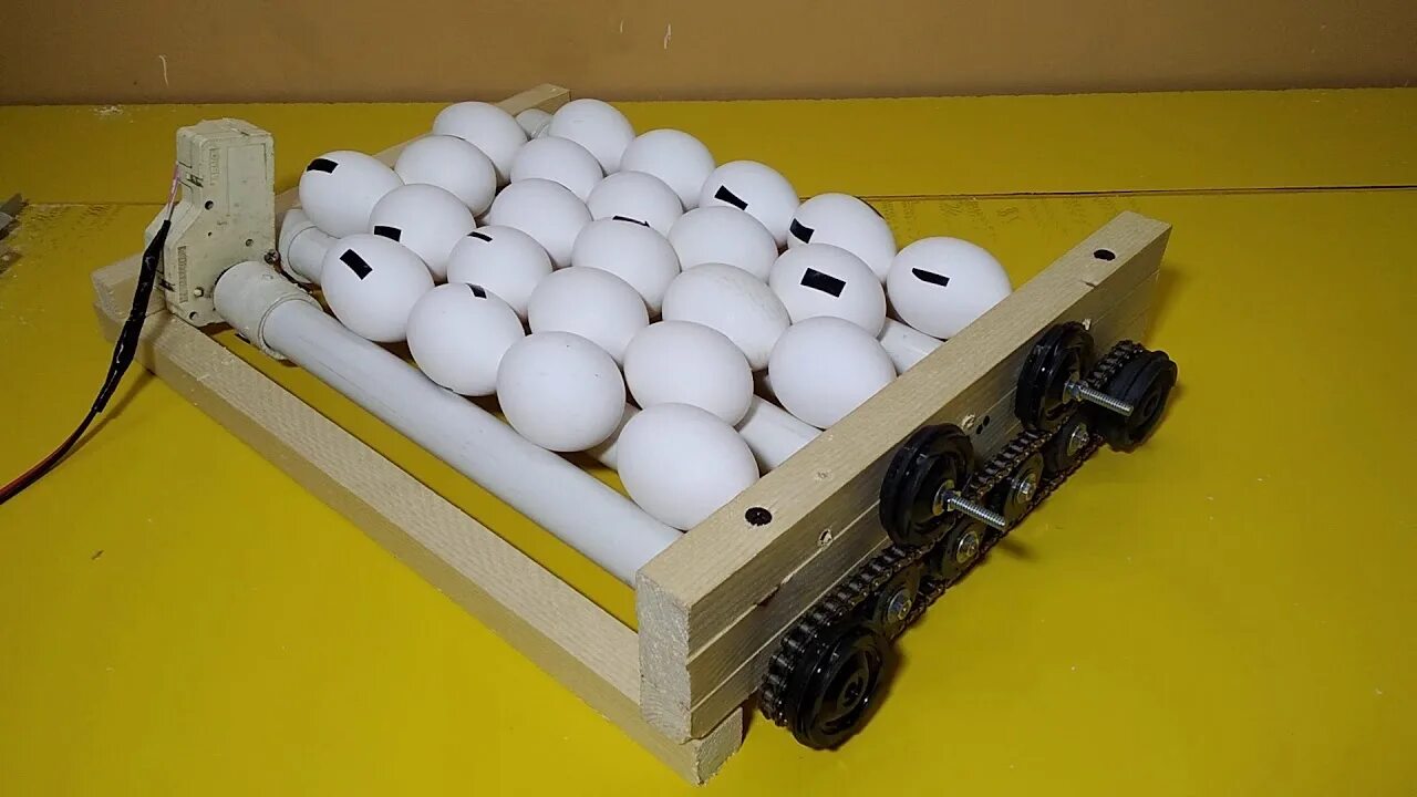 Автоматический переворот яиц в инкубаторе. Механизм( привод) переворота яиц для инкубаторов блиц 63. Сам механизм поворота яиц в инкубаторе. Инкубатор ИПХ-10. Автопереворот лотков в инкубаторе.