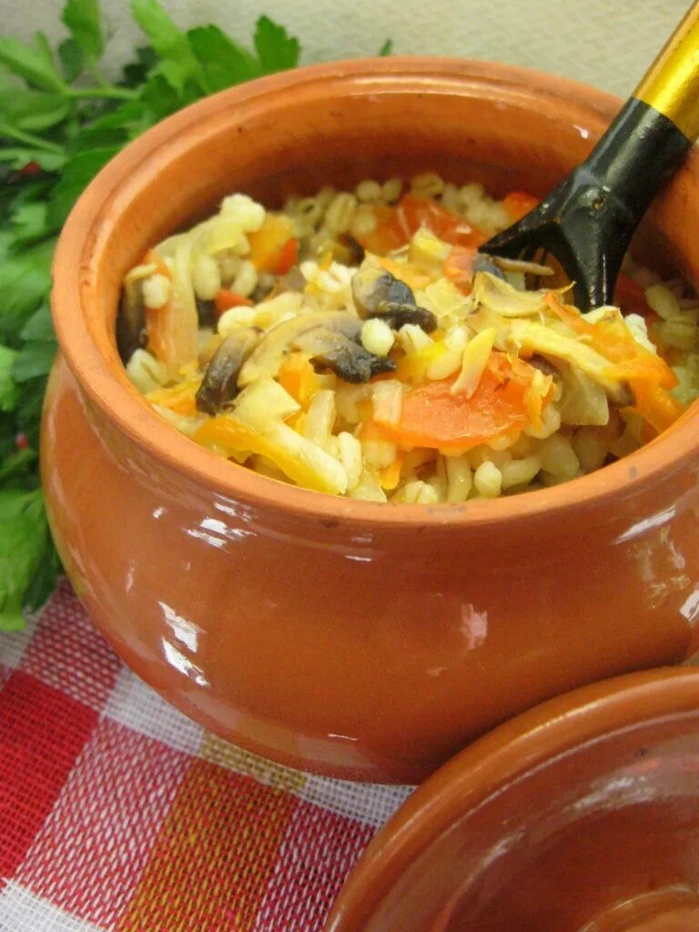 перловка с грибами в горшочке. каша в горшочках в духовке. перловка с мясом в горшочке. перловка с мясом в горшочке. перловка в горшочке с овощами и грибами.