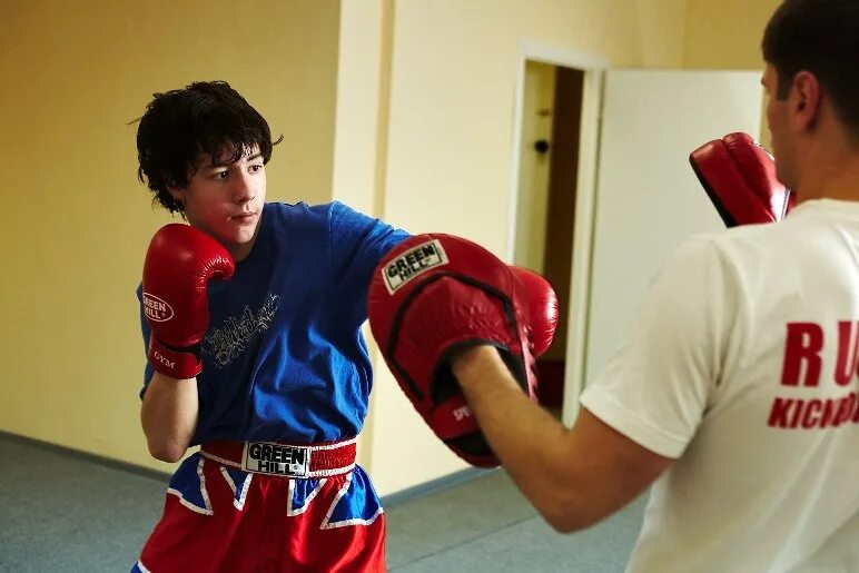 боксер на ринге. бокс. парни в боксерах. начинающие боксеры. начинающие боксеры.