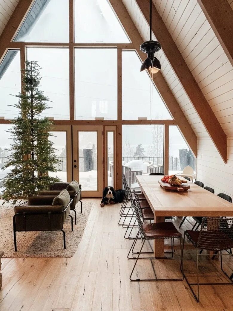 Интерьерные домики. A frame дом. Эндрю геллер дом шалаш интерьер. А фрейм интерьер. Дом в стиле а фрейм.