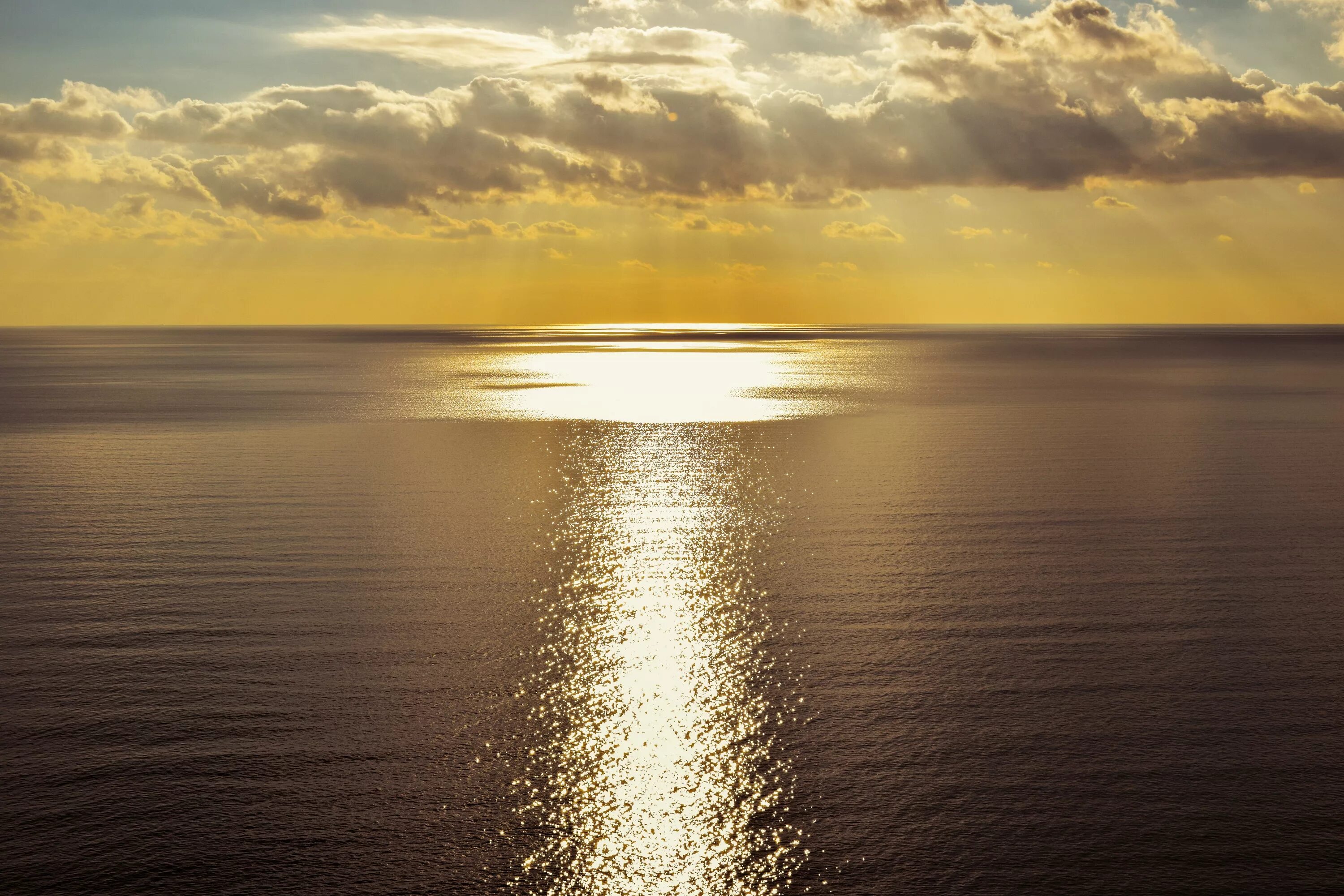 Лучи солнца на закате. Море солнце. Лучи солнца на море. Коричневое море. Водная гладь закат.