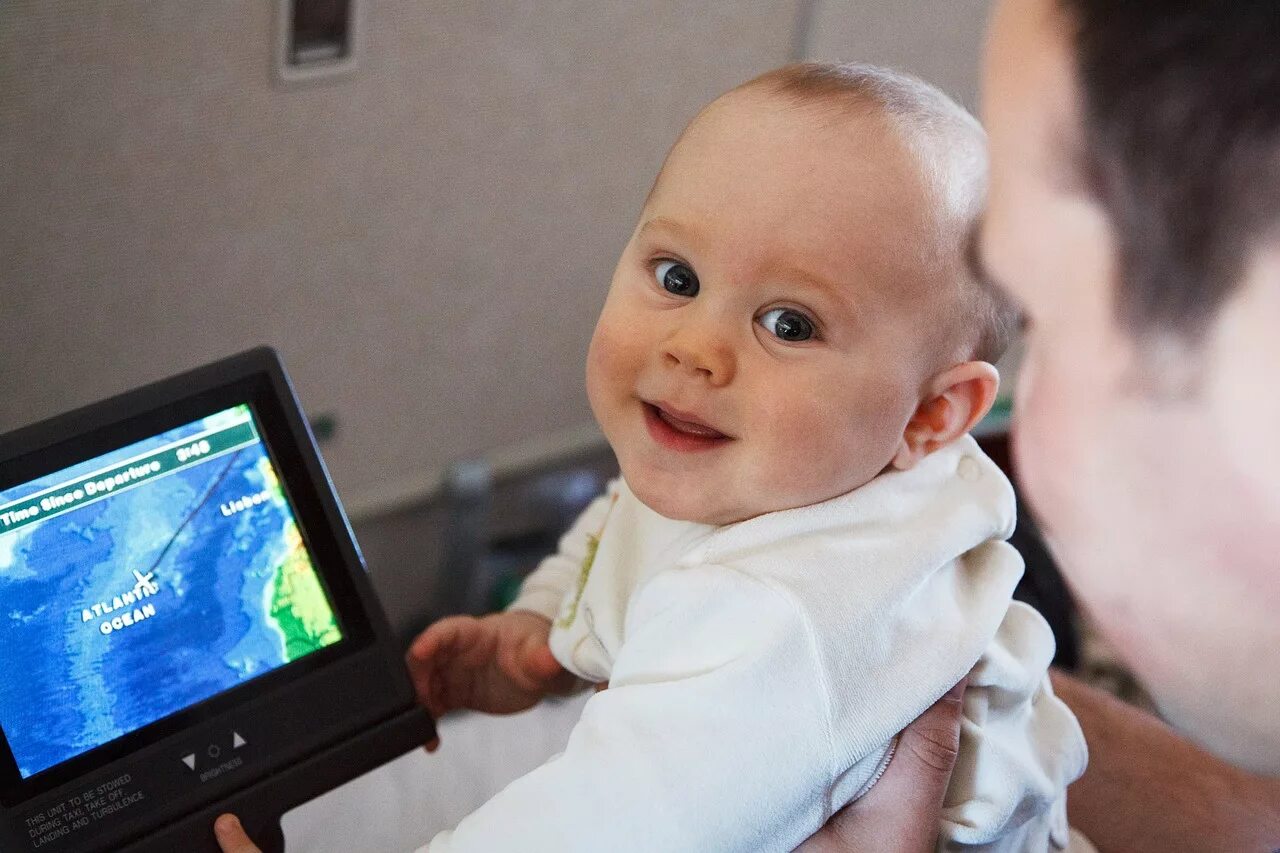 Ребенок самолет уши закладывает. Младенец с аутизмом. Аутист фото. Маленький аутист. Новорожденный аутист.