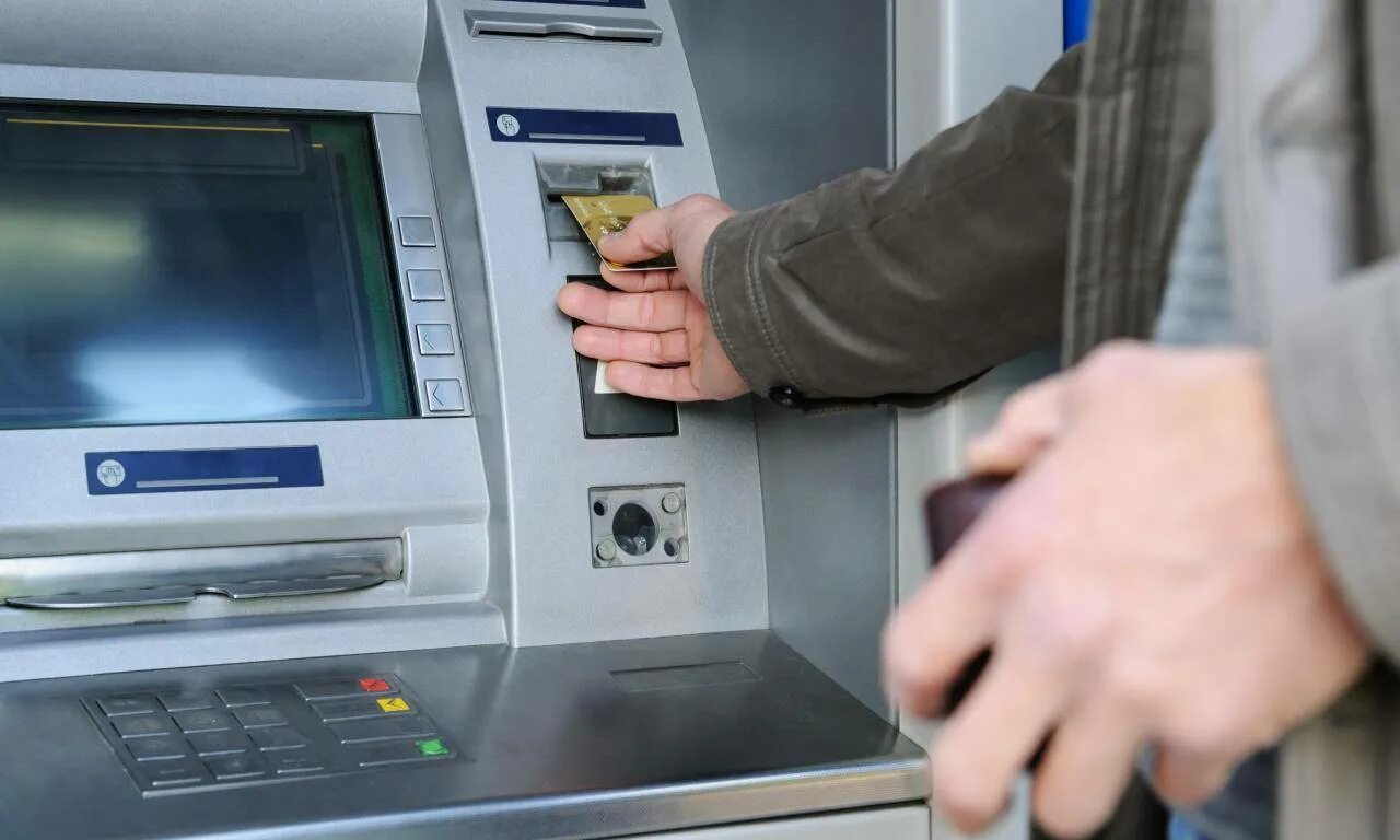 Пенсионерка у банкомата. Банкомат (ATM). Пенсионеры Азербайджана Банкомат. Операции в банкомате.