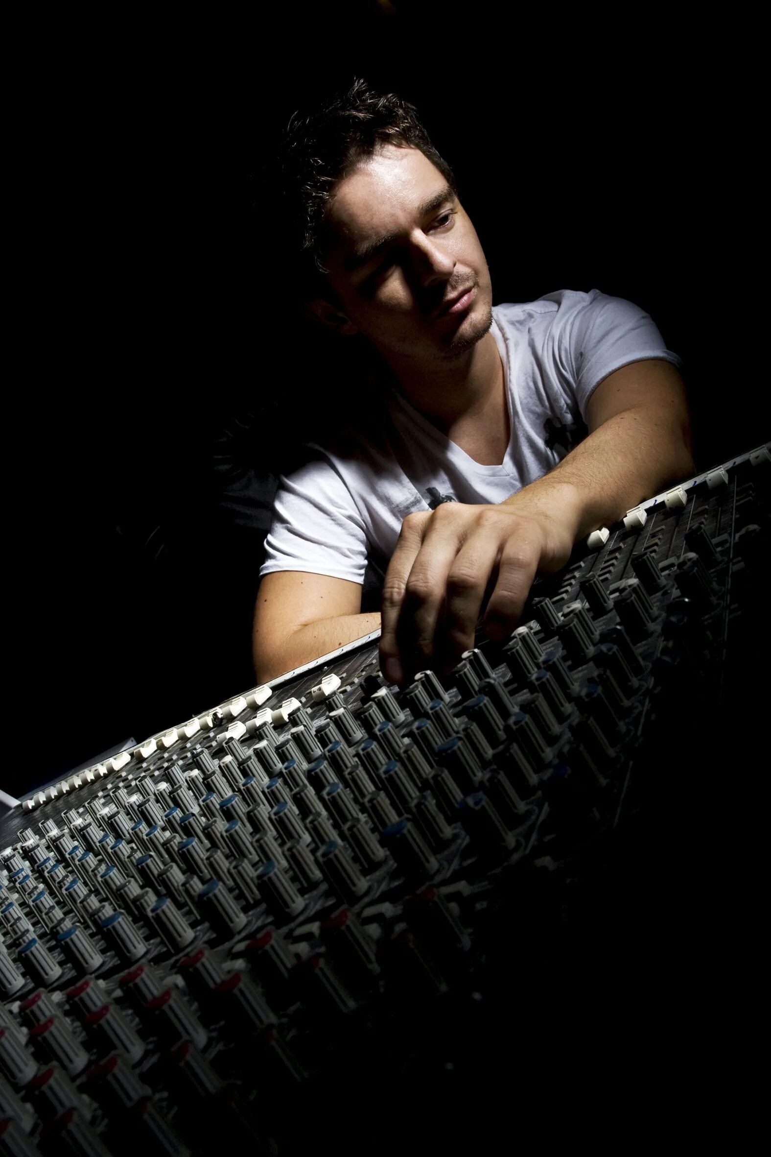 Dj djan. Dj джан. Диджей в полный рост. Dj джан. Диджей в клубе.