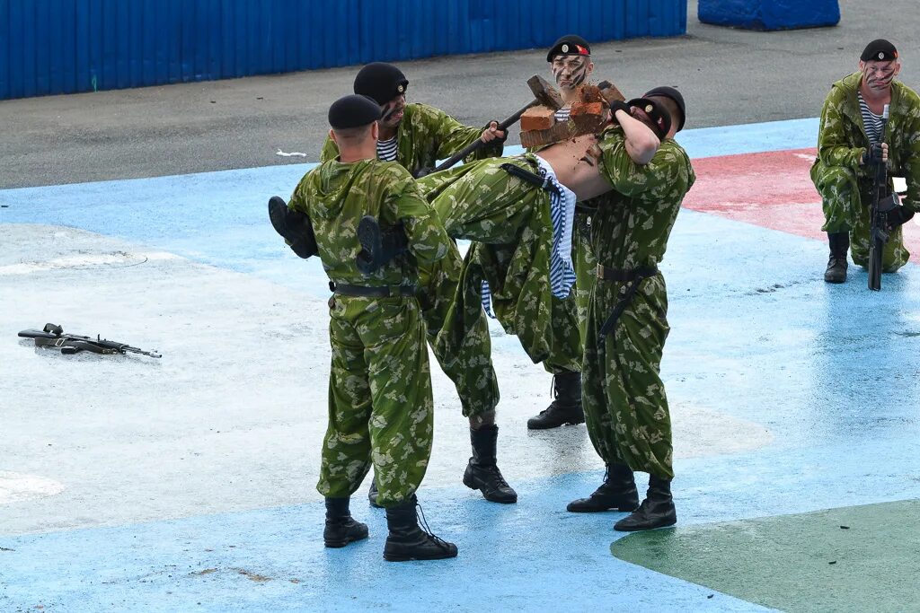 Показательные выступления морпехи владивосток. Показательные выступления морпехов. Невский десант в парке 300 летия. Выступление морской пехоты. День вмф севастополь.