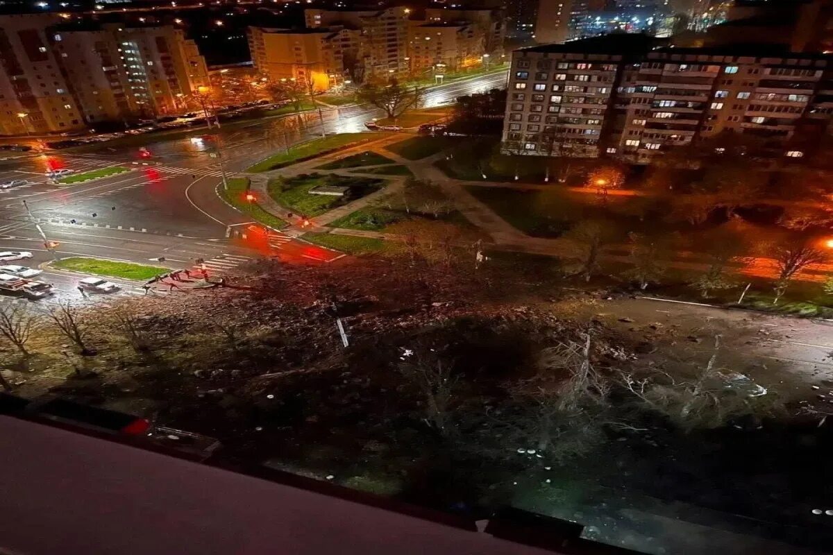 Обстрел Белгорода 2023. Город ночью. Воронка в Белгороде. Ночная улица. Белгород вчера вечером