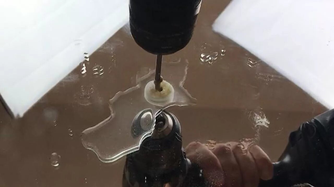 Сверление оргстекла. Сверлить воду. Сверление мойки 3 мм сталь. Сверление стекла. Смазка для сверления металла.