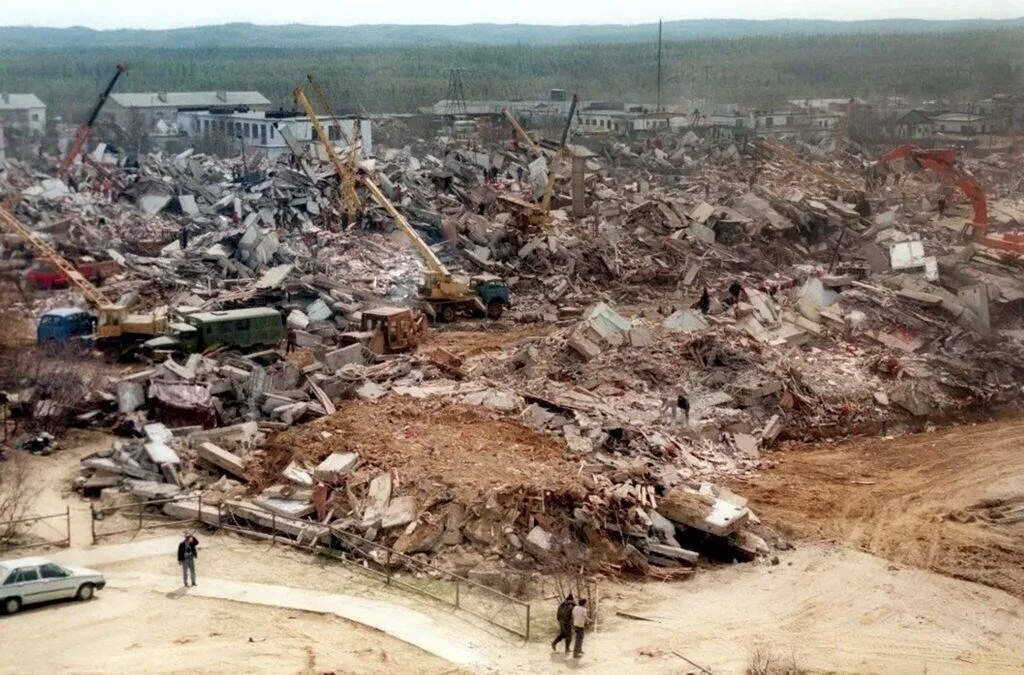 Сахалинское землетрясение. Нефтегорск землетрясение 1995. Землетрясение 1995 года в Нефтегорске. Землетрясение на Сахалине 1995 Нефтегорск. Нефтегорск Сахалин землетрясение.