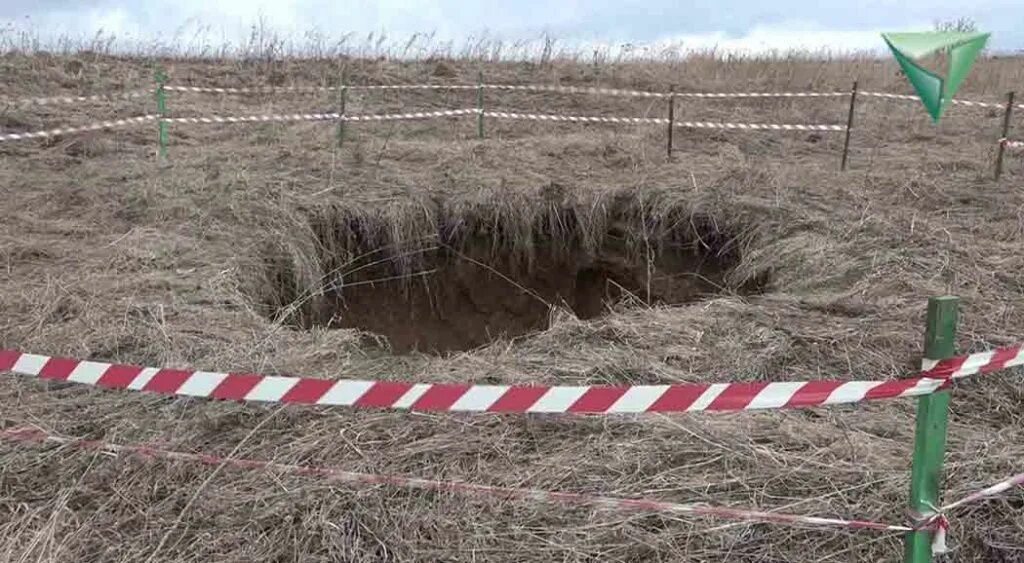 Край ямы. Карстовые воронки в Кунгурском районе. Провалы в Кунгурском районе. 18 Метров на земле. Яма светило