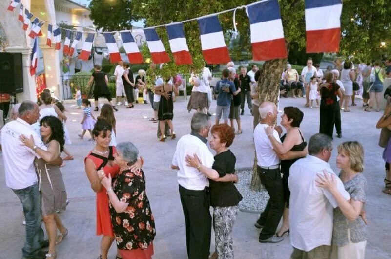 14 Июля праздник во Франции. Праздник взятия Бастилии во Франции. Национальный праздник Франции 14. Национальные праздники Франции.