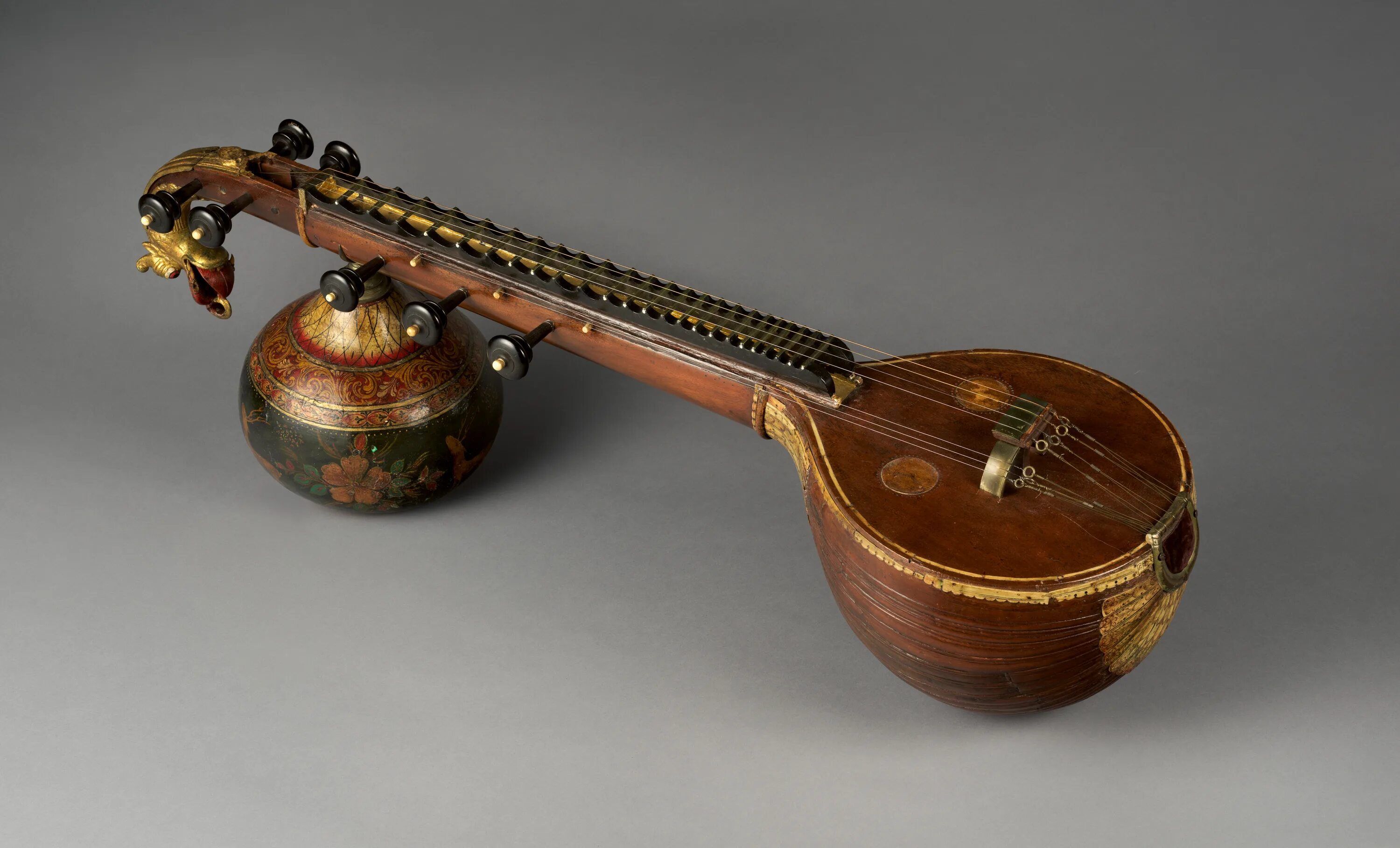 Турецкий струнный щипковый инструмент. Общее название арабских струнных музыкальных инструментов. Лютня мандолина. Общее название арабских струнных музыкальных инструментов. Этнический смычковый инструмент.