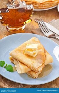 Блинчики с сиропом клена стоковое изображение. изображение насчитывающей лить - 