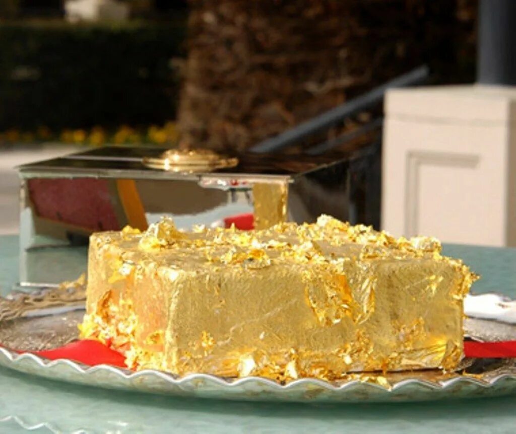 Султанский золотой торт, Стамбул, Турция. Торт с сусальным золотом. Золотой торт. Украшение торта сусальным золотом.
