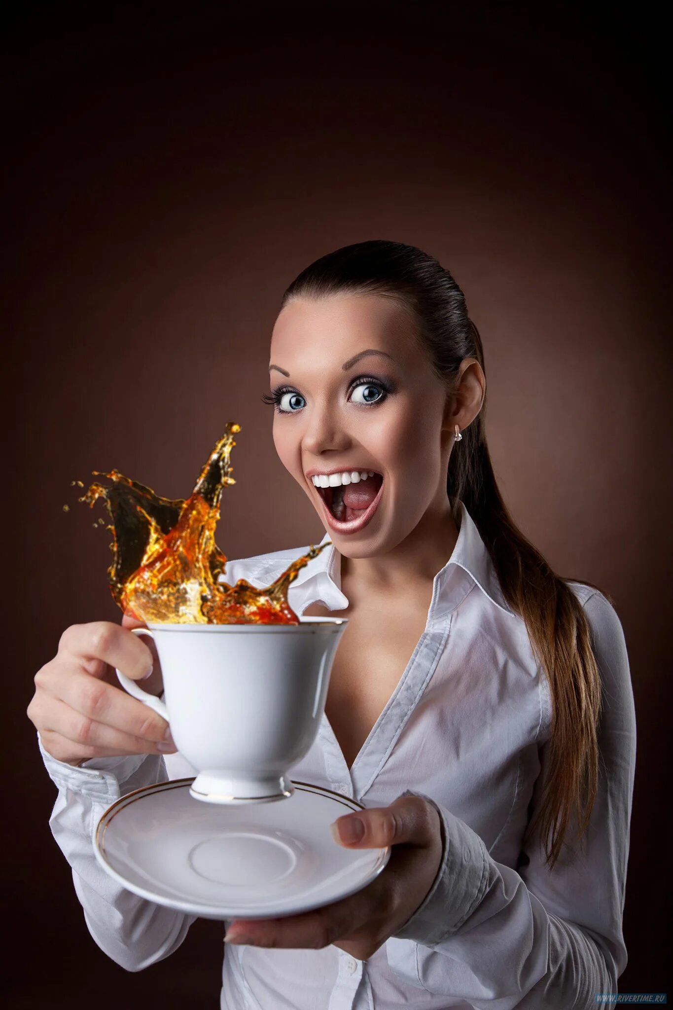 девушка предлагает чай. кофе мем. девушка предлагает чай. стаканчик кофе в руке девушки. Women чай мем.