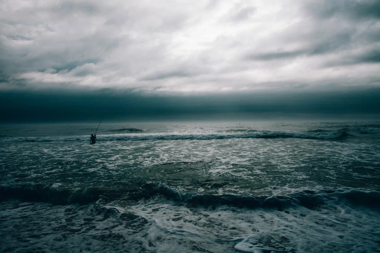 Грустью море не. Море грусть. Пасмурное море. Темное море. Мрачное море.