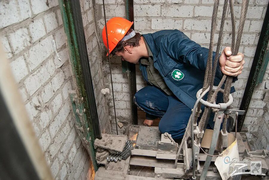 Демонтаж сервис. Монтаж лифтовое оборудование. капремонт лифтов. демонтаж лифта. монтажник лифтов.