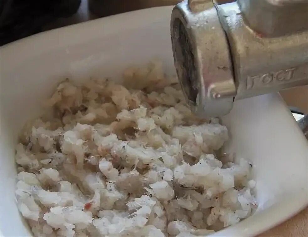 Через мясорубку добавить соль. Шкварки через мясорубку. рыбные котлеты на мясорубке. рыбу пропускают через мясорубку.