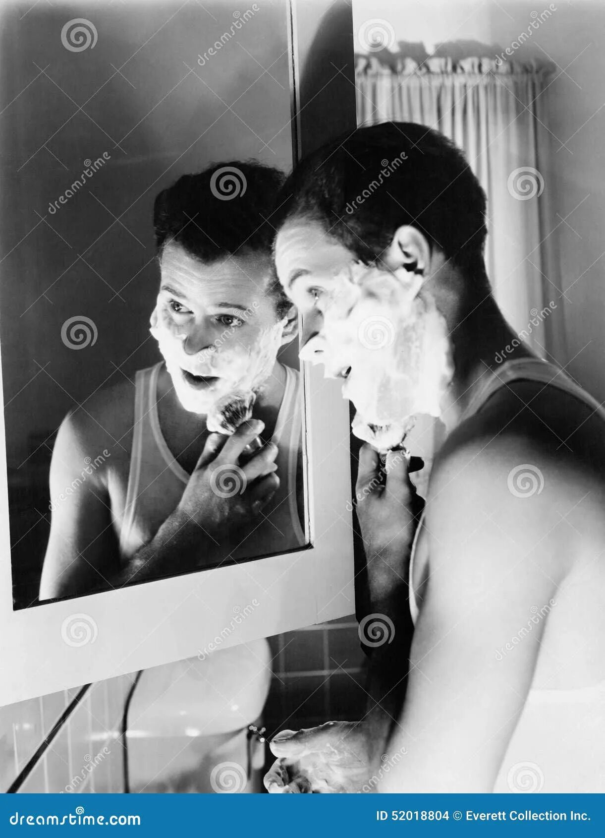 Мужчина в зеркале. Мужчина у зеркала бреет. Мужчина у зеркала в ванной. Мужчина перед зеркалом в ванной. Парни в ванной комнате