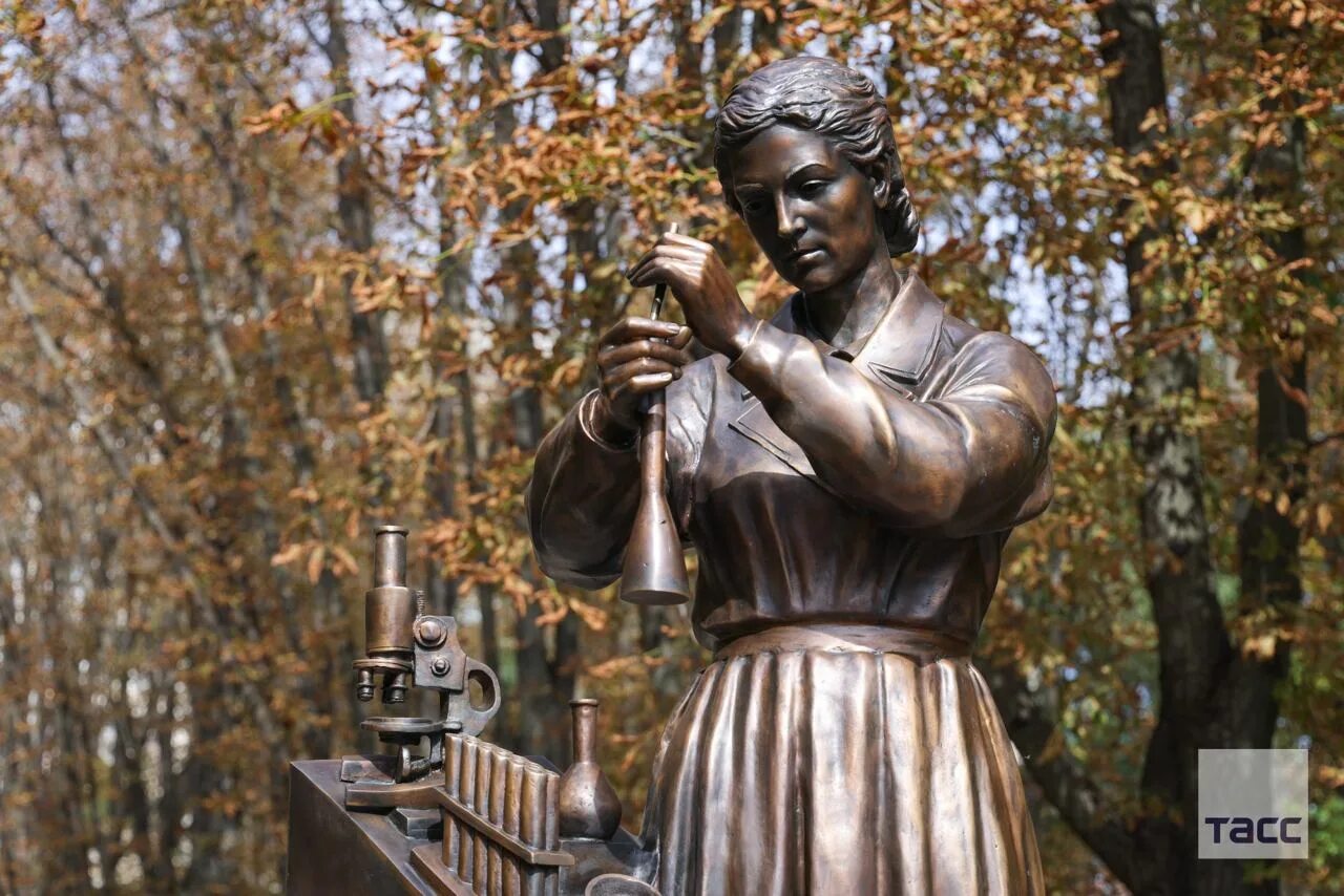 Памятник ермольевой в ростове. Памятник зинаиде ермольевой в ростове. памятник советскому микробиологу зинаиде ермольевой. памятник ермольевой в ростове-на-дону.