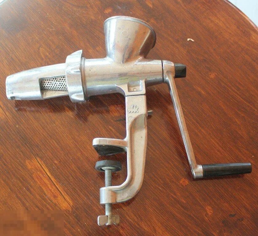 Как собрать советскую соковыжималку. Соковыжималка шнековая ручная СССР. Соковыжималка ручная СССР 78г. Соковыжималка ручная СССР сталь 1965. Соковыжималка Советская струмок 2