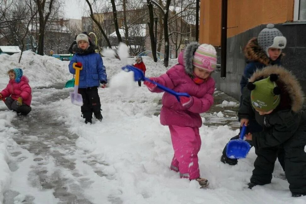 Прогулка в детском саду зимой. Труд зимой на участке детского сада. Дети убирают снег. Труд в природе зимой для детей. Развлечения на апрель в подготовительной группе