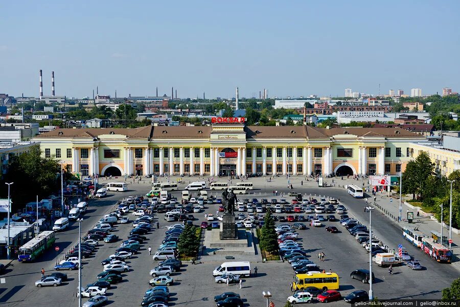 Жд пл. Вокзальная площадь Екатеринбург. Ж/Д вокзал Екатеринбург. ЖД вокзал Свердловск. Привокзальная площадь Екатеринбург пассажирский.